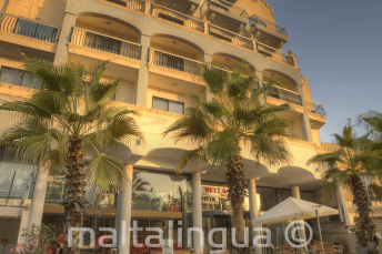 Už jaunesniųjų kalbų mokyklos rezidencijos ribų