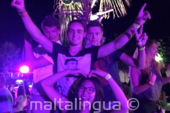 4 mokiniai šoka mokyklos sveikinimo vakarėlyje