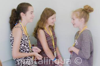 Vaikų programos mokiniai bendrauja pradinėje mokykloje