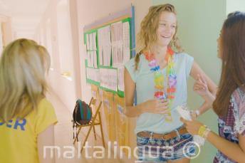 Grupės vadovas su studentais pertraukos metu