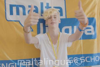 Vasaros mokyklos studentas rodo nykščiu į viršų