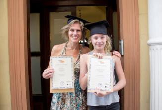 Motina ir vaikas, kurie abu baigė kalbos kursą