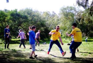 Mokiniai žaidžia žaidimus Kennedy Grove parke netoli mūsų pradinės mokyklos bendrabučio.