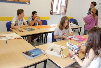 Studentai, dirbantys prie klasės anglų kalbos projekto