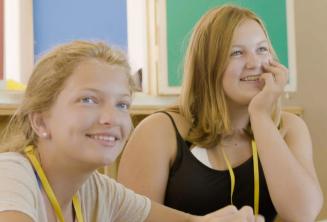 Mokiniai klausosi mokytojo