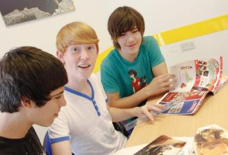 Jaunesnieji anglų kalbos studentai dalyvauja kalbos kurso užsiėmime.