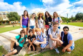 Parkas šalia mokyklos bendrabučio