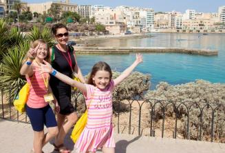 Vaikų anglų kalbos programos studentai eina su mokytoju