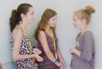 Vaikų programos mokiniai bendrauja pradinėje mokykloje