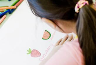 Jaunas studentas piešia ir rašo anglų kalba