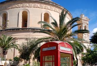 Raudona telefono būdelė priešais Mosta Rotunda