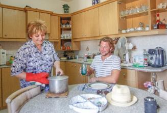 Mūsų priimančiosios šeimos siūlo pusryčius ir vakarienę.