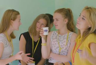 Mokytojas ir grupės vadovas kalbasi su studentais