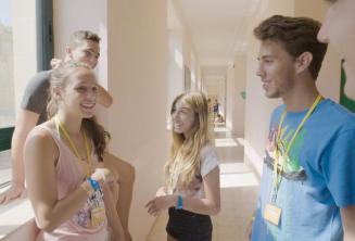 Mūsų jaunesniųjų kalbų mokyklos mokiniai bendrauja