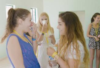 2 anglų kalbos studentai bendrauja mokykloje