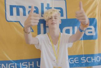 Vasaros mokyklos studentas rodo nykščiu į viršų