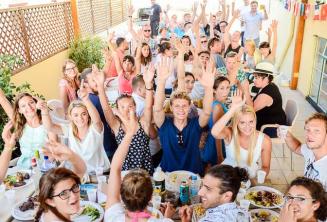 Studentų kepsninė ant mūsų kalbos mokyklos St. Julians stogo