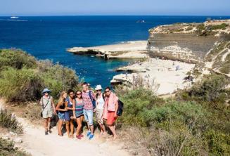 Anglų kalbos studentai, lankantys Šv. Petro baseiną Maltoje
